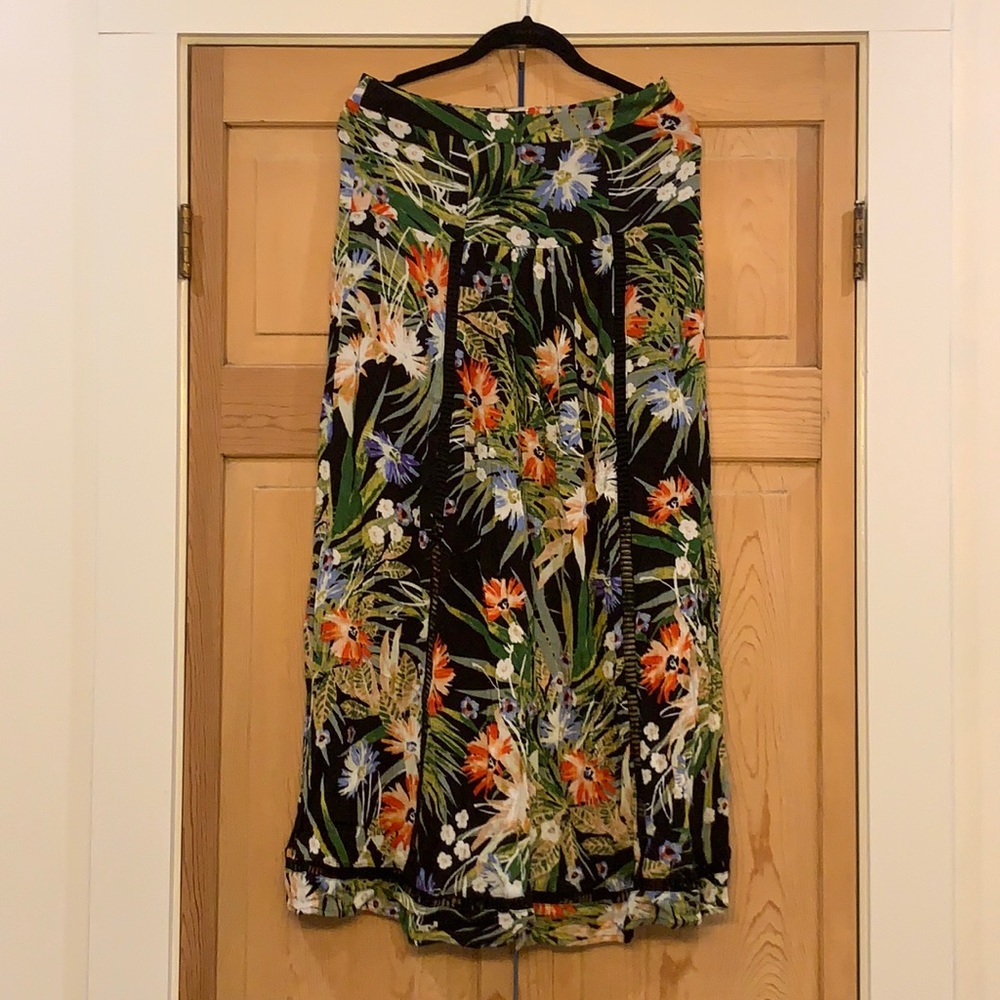 Black Hawaiian print skirt